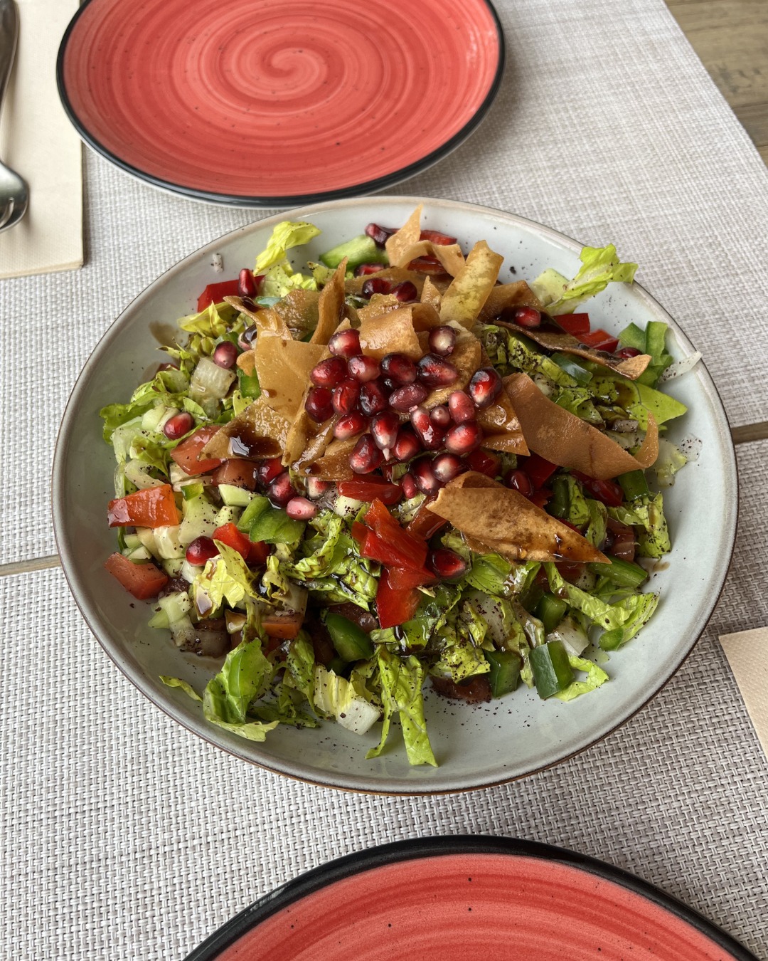 Ensalada Fattoush con granada